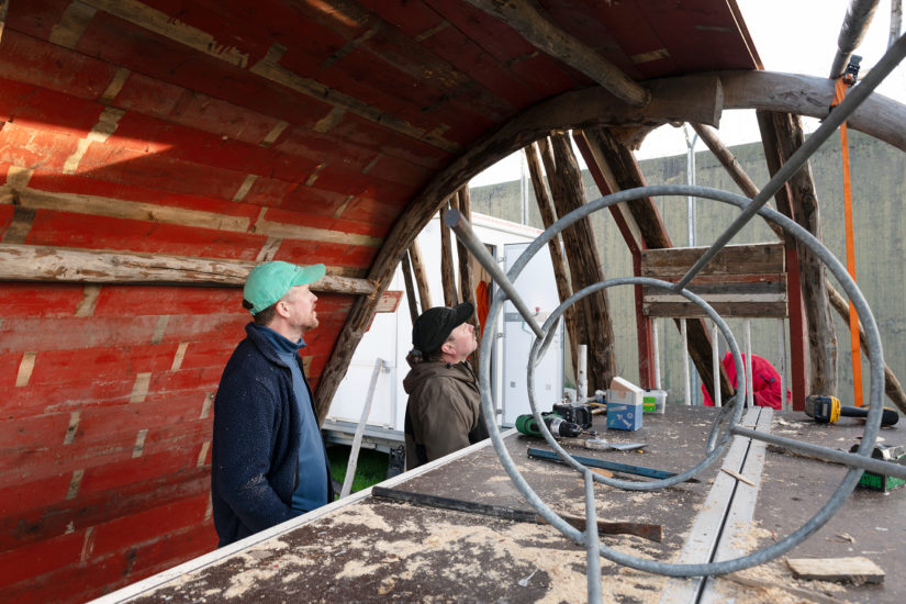 Workshop, Vuogas har sammen med innsatte og ansatte i fengslet, og Rud videregående skole bygget verket Flukthus / Báhtarangoahti. Vougas lea ovttasbargan giddagasain ja virggesain giddagasas, ja Rud joatkkaskuvlla olggobealde oahppiin ráhkadan dáiddadaga Báhtarangoahti / Flukthus. Fotograf: Thomas Tveter