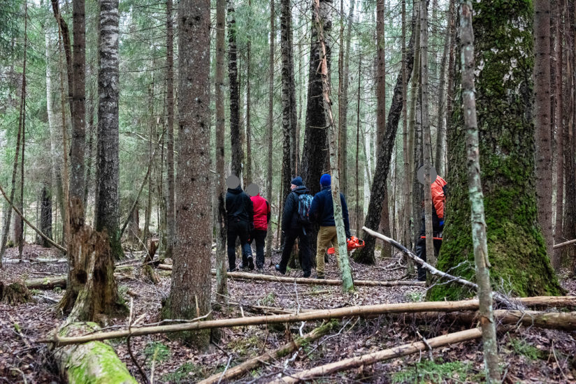 Workshop, Vuogas har sammen med innsatte og ansatte i fengslet, og Rud videregående skole bygget verket Flukthus / Báhtarangoahti. Vougas lea ovttasbargan giddagasain ja virggesain giddagasas, ja Rud joatkkaskuvlla olggobealde oahppiin ráhkadan dáiddadaga Báhtarangoahti / Flukthus. Fotograf: Thomas Tveter