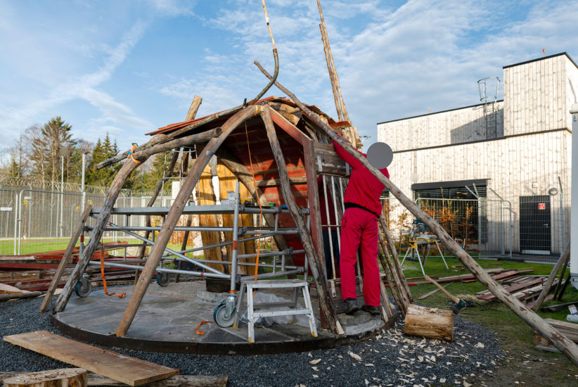 Workshop, Vuogas har sammen med innsatte og ansatte i fengslet, og Rud videregående skole bygget verket Flukthus / Báhtarangoahti. Vougas lea ovttasbargan giddagasain ja virggesain giddagasas, ja Rud joatkkaskuvlla olggobealde oahppiin ráhkadan dáiddadaga Báhtarangoahti / Flukthus. Fotograf: Eirin Støen 