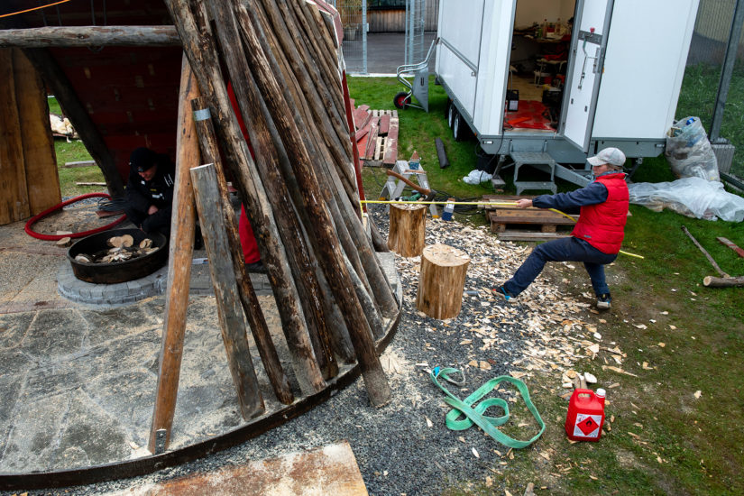 Workshop, Vuogas har sammen med innsatte og ansatte i fengslet, og Rud videregående skole bygget verket Flukthus / Báhtarangoahti. Vougas lea ovttasbargan giddagasain ja virggesain giddagasas, ja Rud joatkkaskuvlla olggobealde oahppiin ráhkadan dáiddadaga Báhtarangoahti / Flukthus. Fotograf: Eirin Støen 