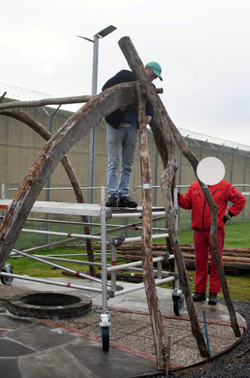 Workshop, Vuogas har sammen med innsatte og ansatte i fengslet, og Rud videregående skole bygget verket Flukthus / Báhtarangoahti. Vougas lea ovttasbargan giddagasain ja virggesain giddagasas, ja Rud joatkkaskuvlla olggobealde oahppiin ráhkadan dáiddadaga Báhtarangoahti / Flukthus. Fotograf: Eirin Støen