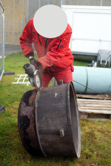 Workshop, Vuogas har sammen med innsatte og ansatte i fengslet, og Rud videregående skole bygget verket Flukthus / Báhtarangoahti. Vougas lea ovttasbargan giddagasain ja virggesain giddagasas, ja Rud joatkkaskuvlla olggobealde oahppiin ráhkadan dáiddadaga Báhtarangoahti / Flukthus. Fotograf: Eirin Støen