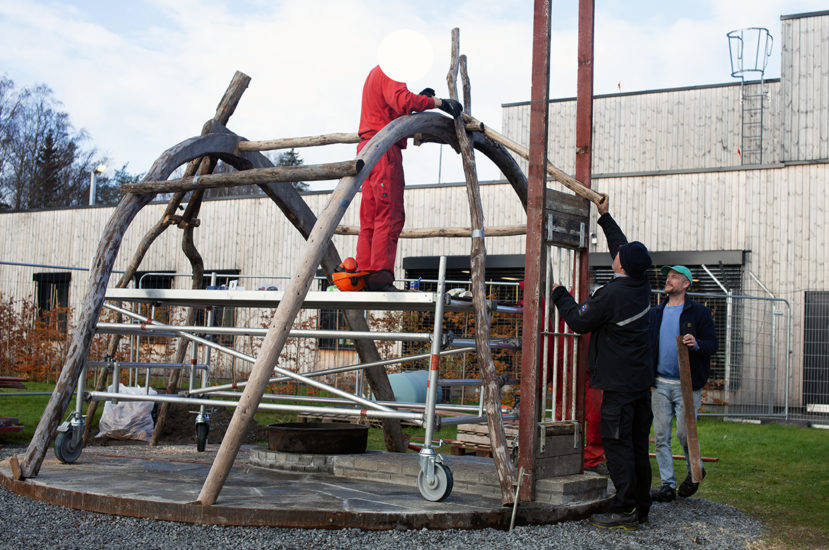 Workshop, Vuogas har sammen med innsatte og ansatte i fengslet, og Rud videregående skole bygget verket Flukthus / Báhtarangoahti. Vougas lea ovttasbargan giddagasain ja virggesain giddagasas, ja Rud joatkkaskuvlla olggobealde oahppiin ráhkadan dáiddadaga Báhtarangoahti / Flukthus. Fotograf: Eirin Støen