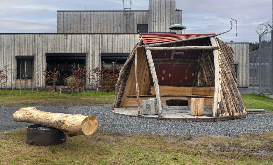 Flukthus / Báhtarangoahti, Vuogas – ved Joar Nango og Eystein Talleraas. Fotograf: Thomas Tveter