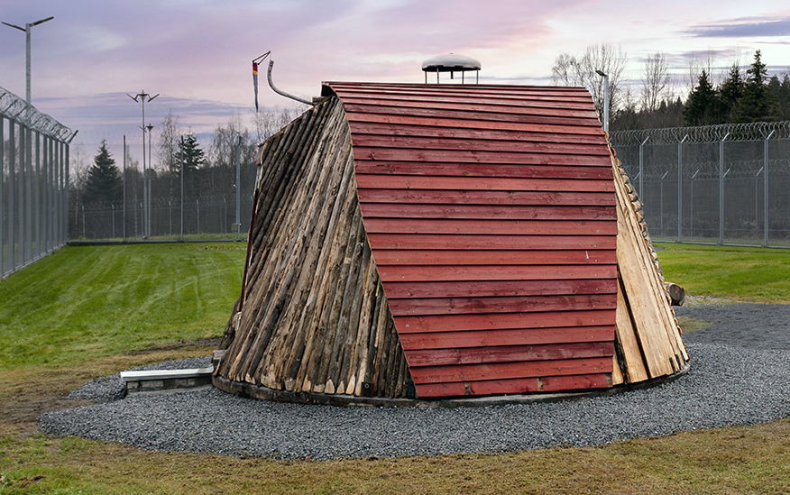 Flukthus / Báhtarangoahti, Vuogas – ved Joar Nango og Eystein Talleraas. Fotograf: Thomas Tveter