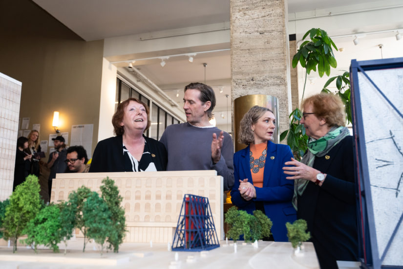 Utroping av vinner i konkurransen om nasjonalt minnested etter 22. juli i Regjeringskvartalet. Arrangert av KORO. Vinner: Matias Faldbakken.